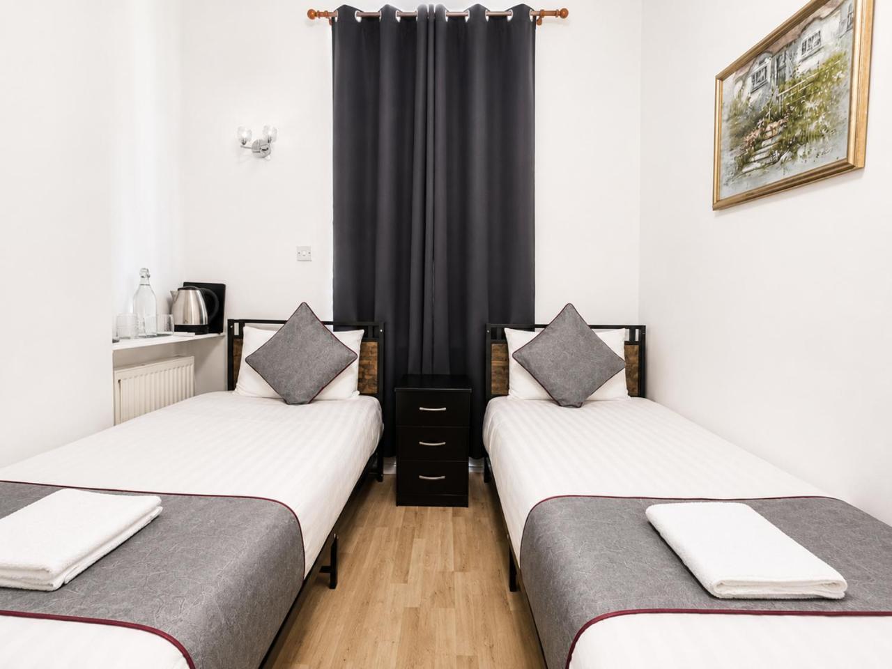 Camera Doppia con Letti Singoli con Bagno